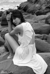 组图：日本模特杉本有美黑白沙滩写真