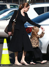 组图：朱莉皮特带子女度情人节 儿子酷似小霸王