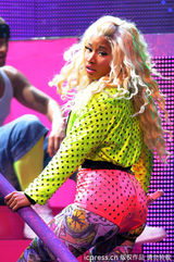 组图：麻辣鸡个唱粉丝强行上台 与保镖激烈扭打