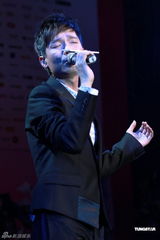 组图：郭书瑶秀热舞拉票有方 吴克群与粉丝亲密接触 