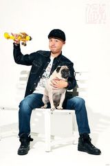 组图：包贝尔搞怪逗萌狗 无交流自成风格