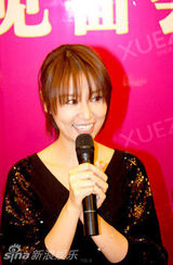 组图：林心如寒风中飙爱心 身体力行做公益