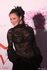 组图：星美千易周年庆典 宁静脱外套秀双峰