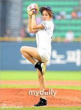 组图：韩女星李宥菲昭宥甜美为棒球赛开球