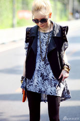 组图：郭易摇滚街拍 金色头发演绎随性摇滚装扮