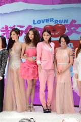 组图：《粉红女郎》发布会 阿雅张馨予现场接吻