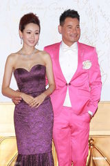 组图：杨思琦黄智贤携手亮相港姐总决选红毯