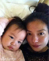 组图：赵薇爱女小四月成长记录 撒娇卖萌惹人爱