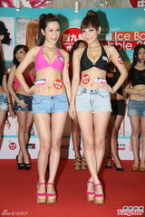 组图：AD2继续重口味 互按胸部以示真假