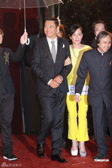 高清图：周润发携夫人现身红毯 司仪打趣贵人出门