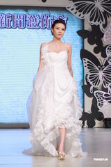 组图：名模婚纱展争奇斗艳 Ana R不幸丢手机