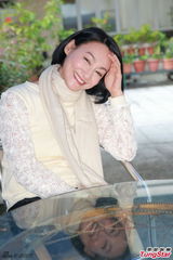 组图：惠英红新春下厨包金钱水饺 称要“封腿”