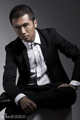 组图：新花荣张迪拍西装写真 射箭才子变俊朗绅士