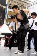 组图：周汤豪露胸答谢歌迷 廖晓乔贴心按摩