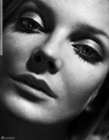 组图：超模艾妮可化身贵妇 穿蕾丝内衣神秘性感