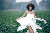 组图：王梓诺纯白浪漫写真 水边静思香肩美腿微露
