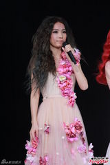 组图：Selina延迟造人 Ella挤胸性感舞老公最爱