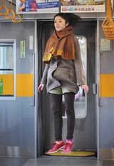 组图：东京浮游少女网络爆红 抛开压力自由跳跃