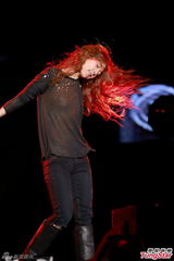 组图：陈绮贞亲吻女乐手 开唱超时男友交罚款