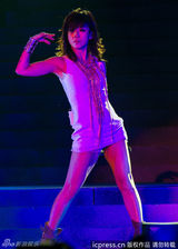组图：林忆莲上海热舞开唱 短打上阵不惧露底