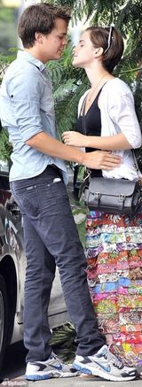 组图：“赫敏”艾玛-沃特森与新欢亲密秀热吻 