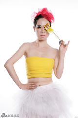 组图：芙蓉姐姐写真走糖果路线 白色纱裙显甜美