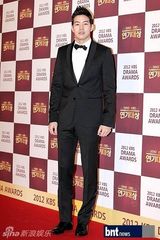 组图：文彩元朴信惠等盛装亮相演技大赏红毯