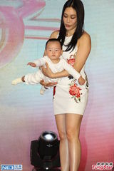 组图：辣妈钟丽缇秀美腹 肥肉外溢背影显壮硕