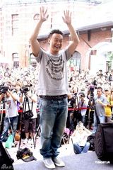 高清图：陈奕迅签唱会搞怪 演唱会加场回馈歌迷