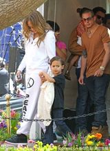 组图：詹妮弗洛佩兹带子女游玩 小男友全程陪伴