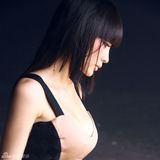 组图：柳岩性感演绎冷艳香车女郎