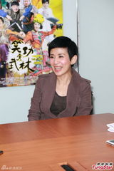 组图：吴君如宣传贺岁片 化身严母与陈可辛开战