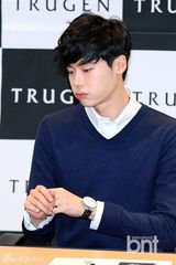 组图：李钟硕出席签名会 嘟嘴捂脸可爱娇羞