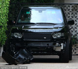 组图：小贝出交通事故被交警问话 车头严重损坏