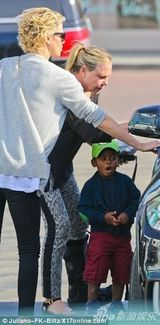 组图：塞隆肖恩-潘携两人母亲用餐 养子抢镜