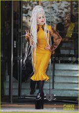 组图：Gaga顶拖把头送飞吻 踩恨天高扮女皇