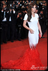 组图：《爱》戛纳首映 科尔白底红尾裙别具一格