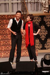 组图：郑秀文客串舞台剧 奶牛装惹人眼球