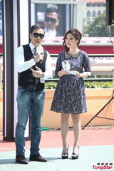 组图：甄子丹骑马潇洒 爱驹或取名“爱诗诗”