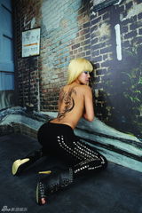 组图：米娜拍摄裸背写真 性感肤色秀个性纹身