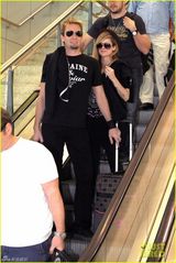 组图：艾薇儿与未婚夫情侣装甜蜜 小鸟依人忙卖萌