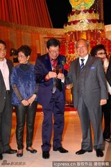 组图：胡枫提前庆祝80大寿 现场跳舞如老顽童