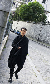 朱亚文街拍[11\/13]高清图:朱亚文街拍披肩外套
