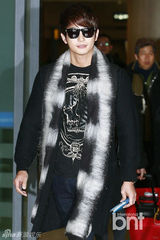 组图：朴施厚返韩过春节 抵达机场笑迎送花女孩