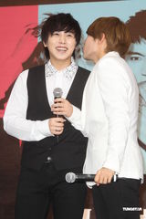 组图：SJ-M台北签唱会 兄弟情深互喂台湾小吃