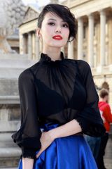 组图：高圆圆亮相巴黎时装周 烟熏红唇混搭花轮头