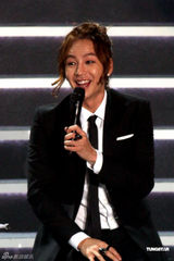 组图：张根硕台北迎台风开唱 兴奋称歌迷是新娘