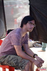 组图：刘心悠秀事业线开工 彭顺探班给执导意见