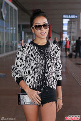 组图：吉克隽逸素颜现身机场豹纹衫搭热裤性感