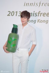 组图：李敏镐全白亮相代言疑透点 15分钟快闪